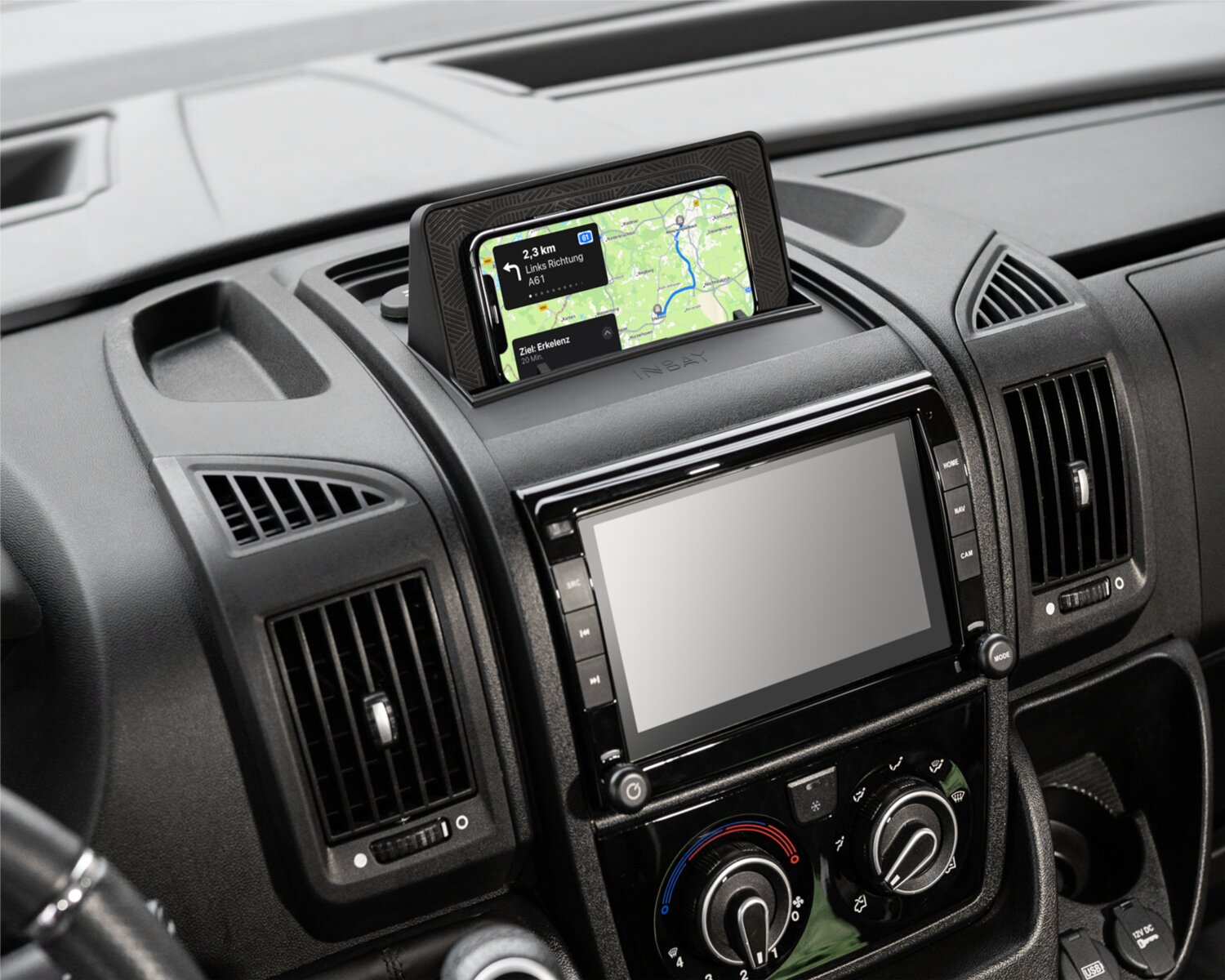 INBAY&reg; draadloos lader Citroen - Fiat - Opel - Peugeot - 10W  - 241094 50 1 dash view - 241094-50-1