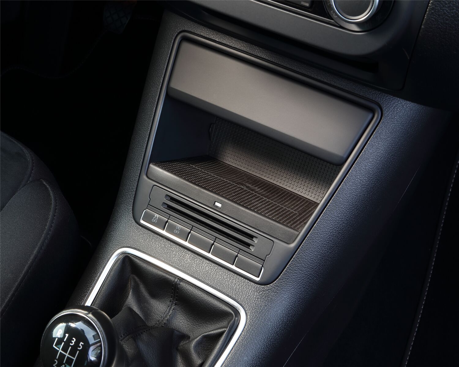 INBAY&reg; Draadloos laden Volkswagen Tiguan I/Golf Plus 10W - 241320 69 1 installed tiguan bw - 241320-69-1
