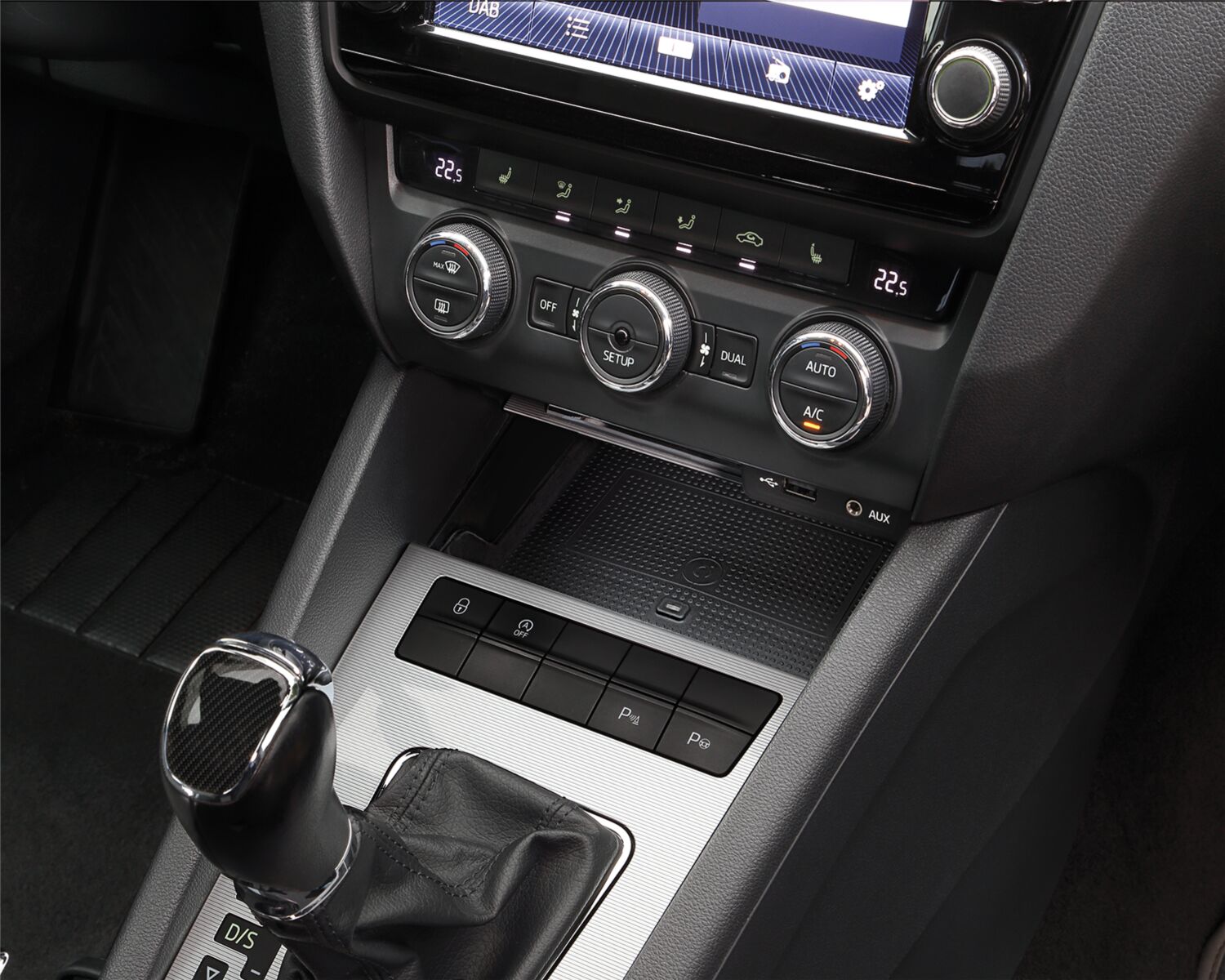 INBAY&reg; vervangings-paneel Skoda Octavia (5E) 2013 - 2019 10W - 241340 51 1 installed bw - 241340-51-1