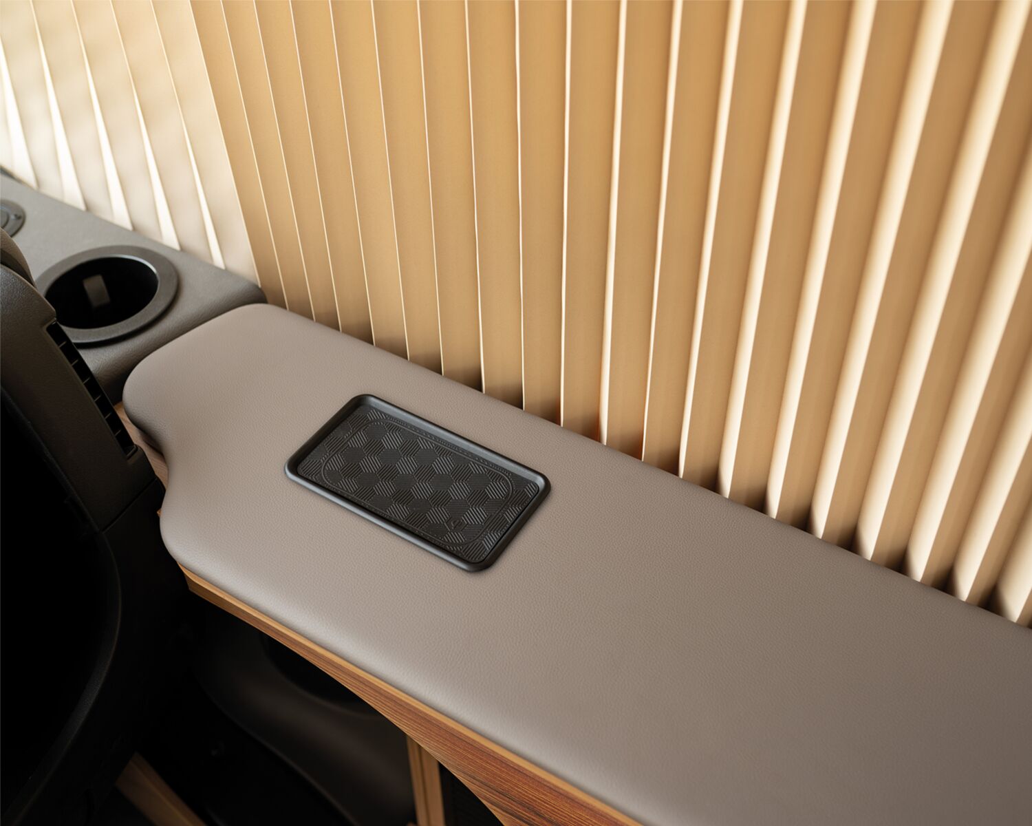 INBAY&reg; Draadloos laden Kit Camper Van / Camper Installatie 10W - 245000 02 1 beifahrersitz1 bw - 245000-02-1