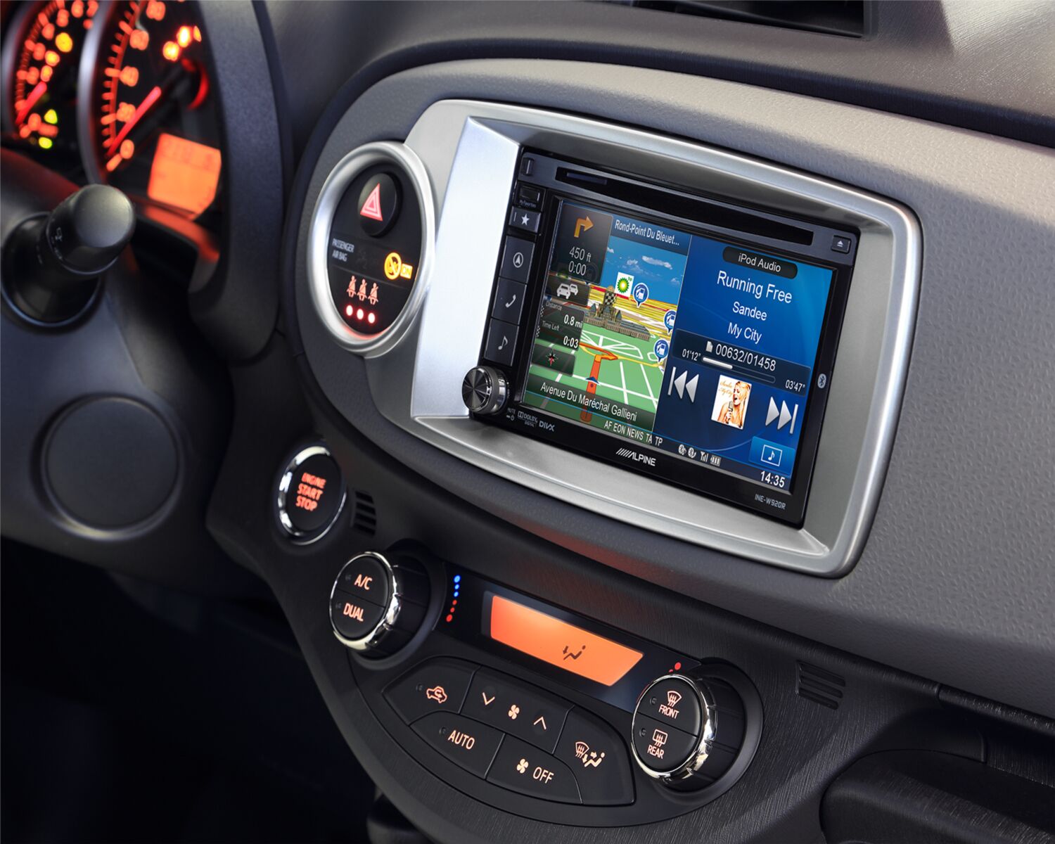 2-DIN Paneel Toyota Yaris 2011-2014 Kleur: Zilver - 381300 25 1 alpine iso bw - 381300-25-1