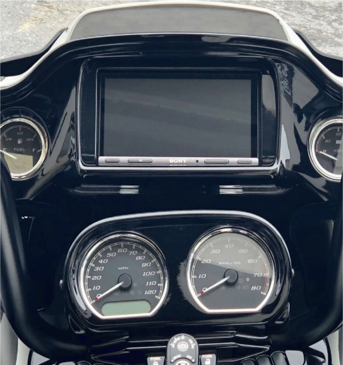 2-DIN radiopaneel Harley-Davidson 2014-2023 zonder radio optie (METRA) - 381380 03 1 installed - 381380-03-1