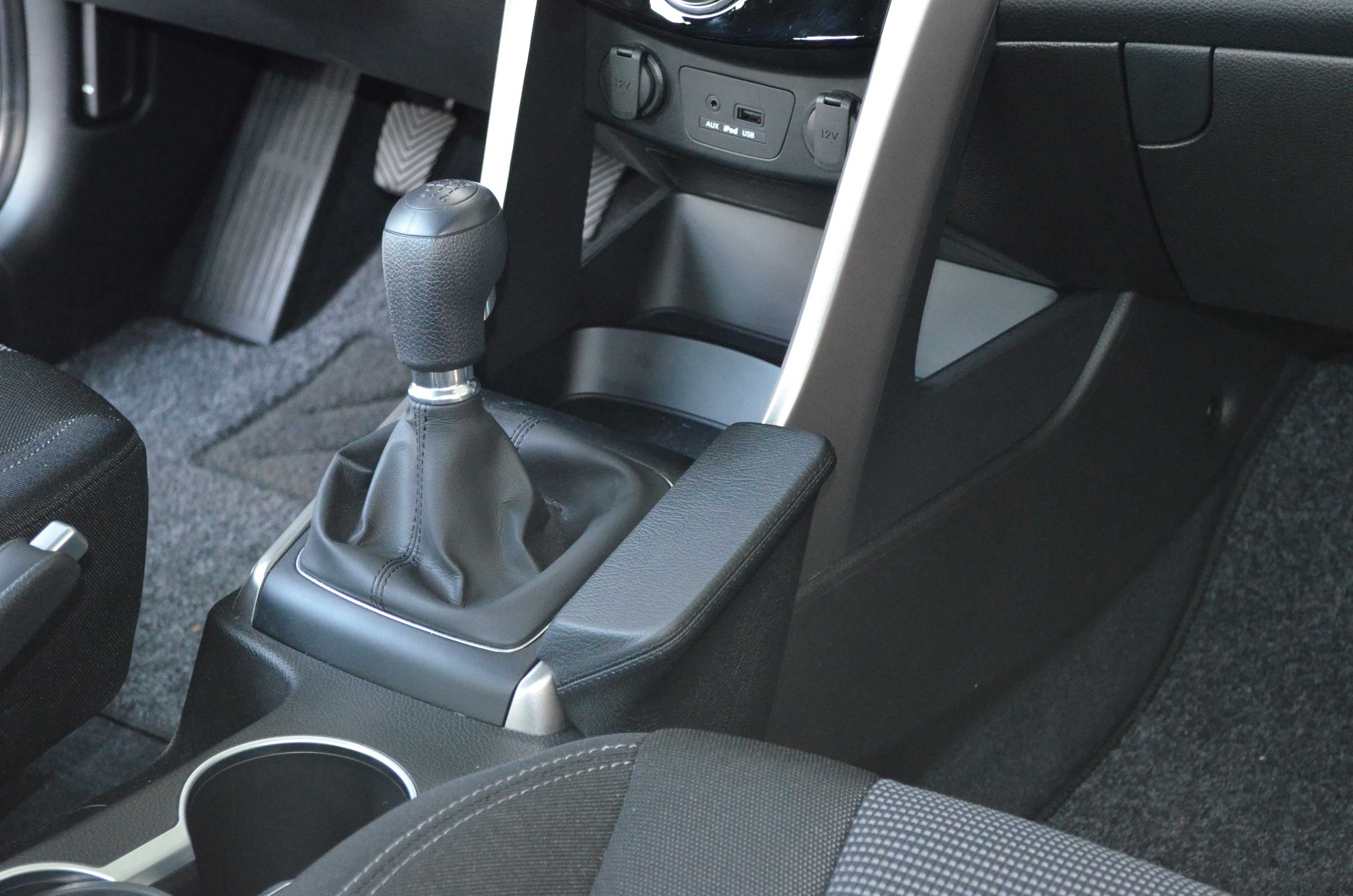 Hyundai i30 05/2012-2016 Kleur: Zwart - Kuda 04142x 3 - 6041420