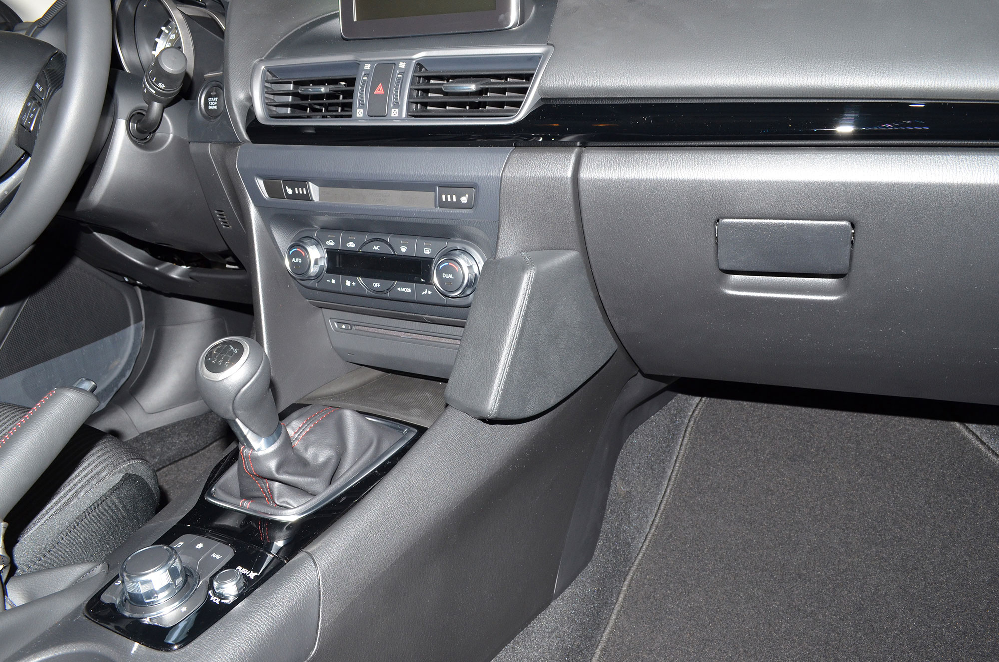 Mazda 3 (type BM) 2013-2019 Kleur: Zwart - Kuda 106x 3 - 601065