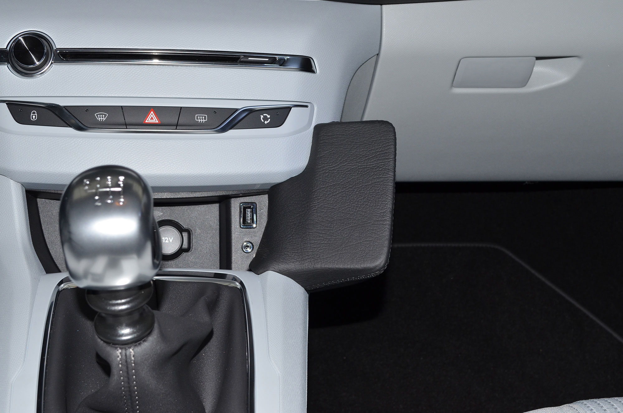 Peugeot 308 2013-2019 Kleur: Zwart - Kuda 109x 3 - 601095