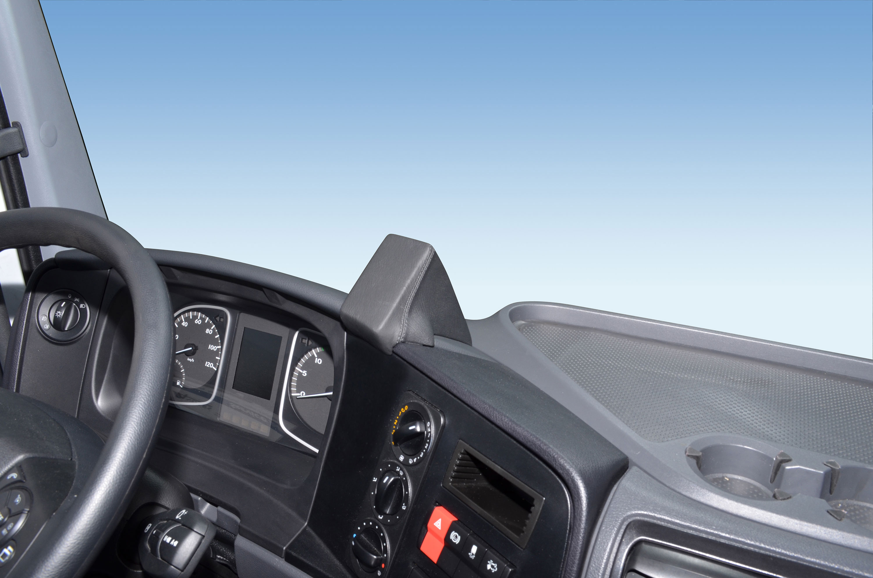 Mercedes Benz Atego / Axor 09/2004- 2007 Kleur: Zwart - Kuda 135x 3 - 601355