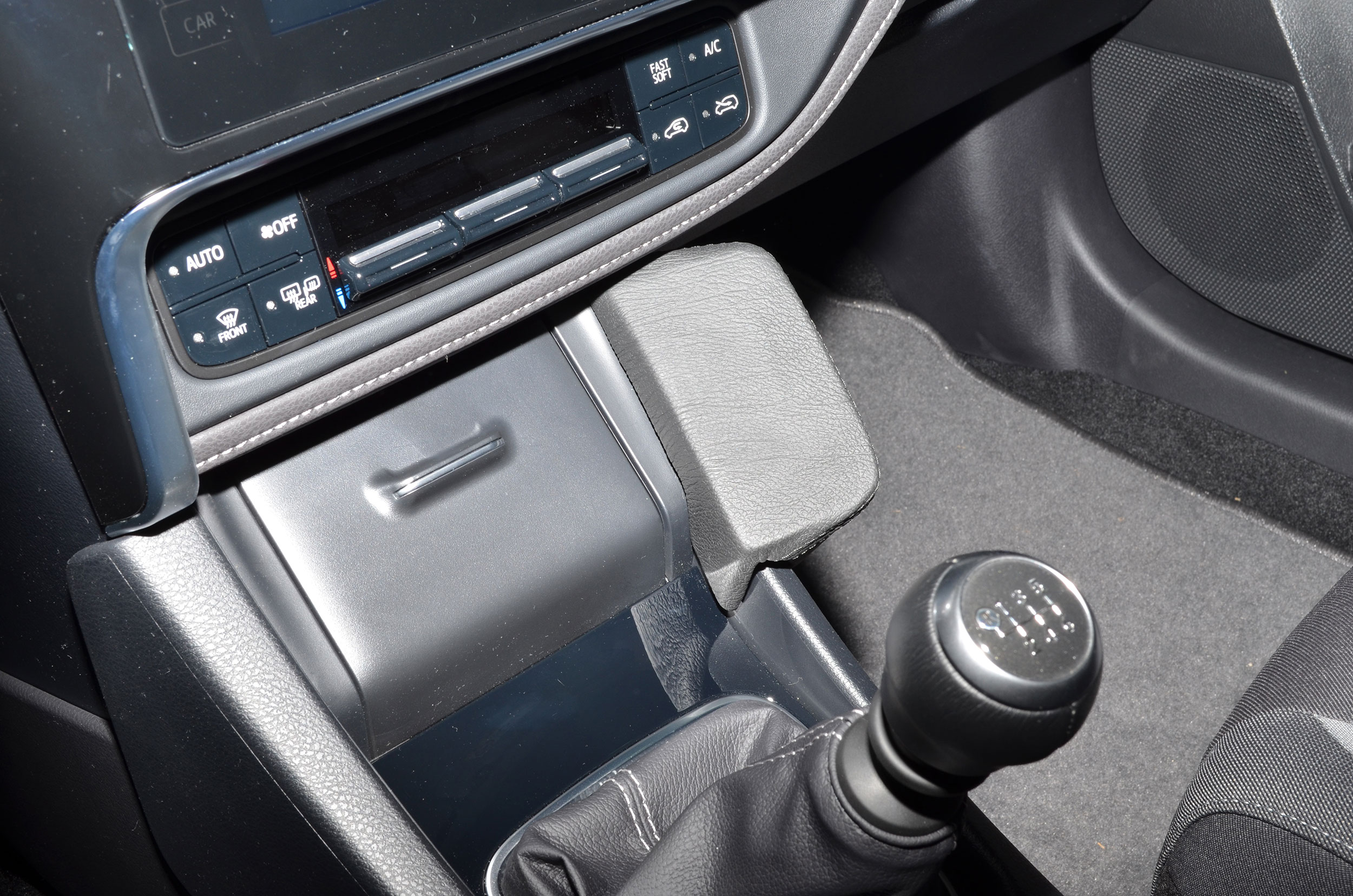 Toyota Auris 2015-2019 Kleur: Zwart - Kuda 221x 3 - 602215