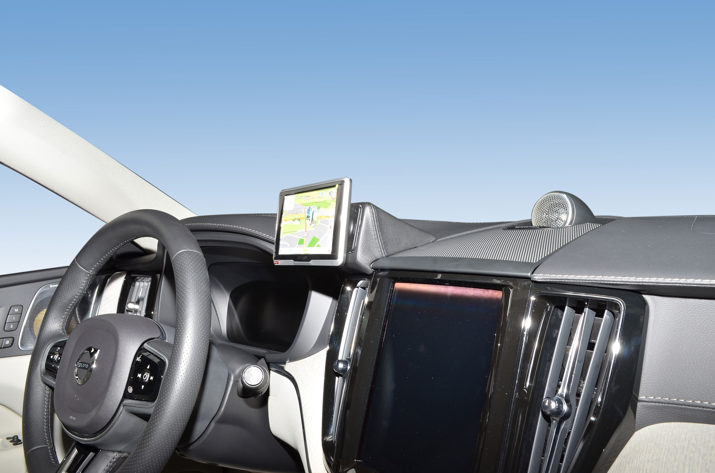Volvo XC60 07/2017-2019 Kleur: Zwart  - Kuda 697x 2 - 616975